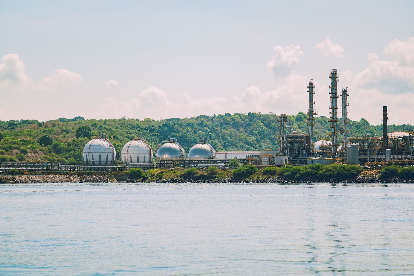 Газовый терминал со сферическими резервуарами