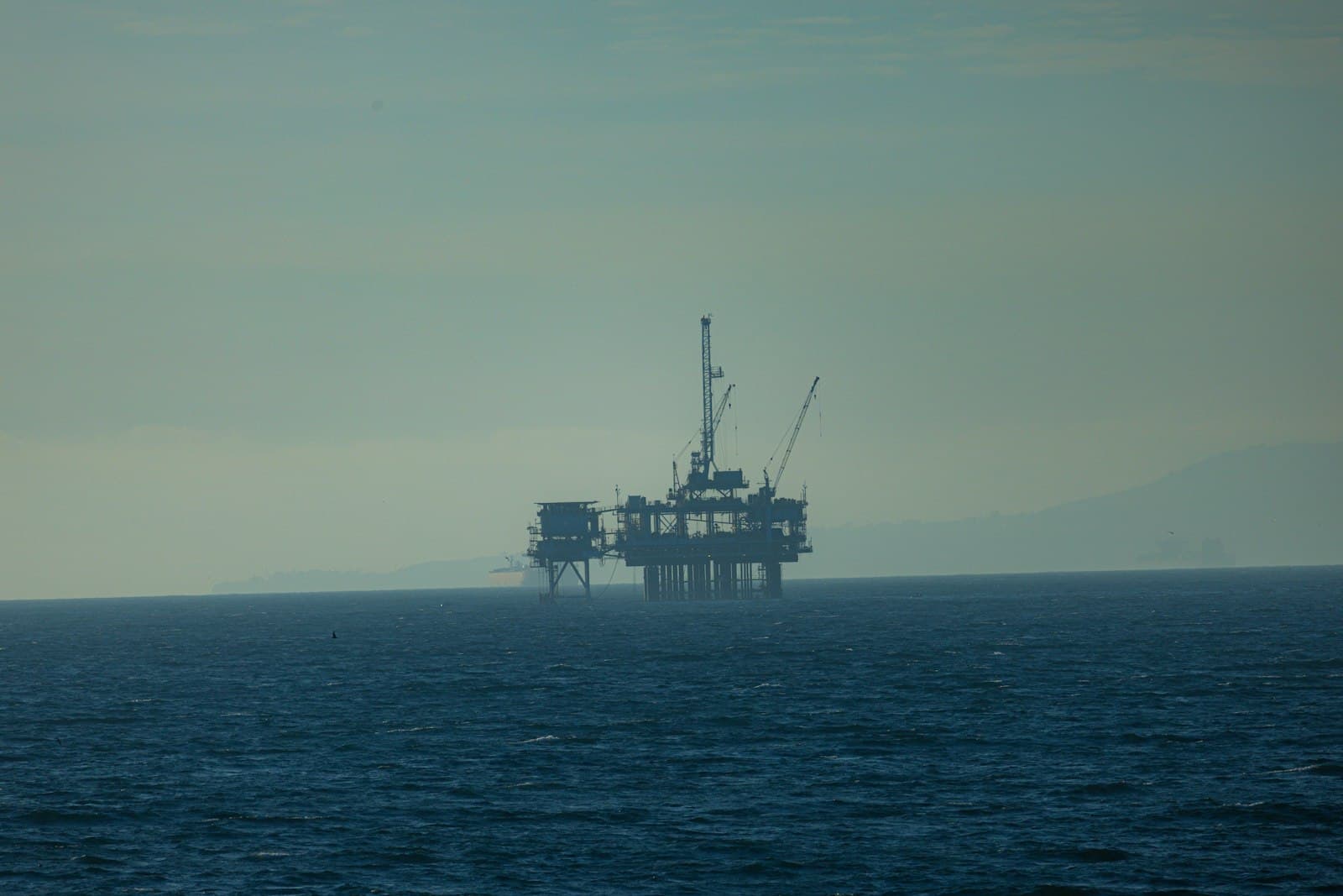 Нефтедобывающая платформа в открытом море